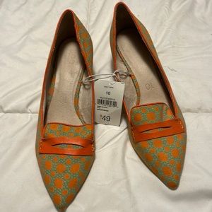 Ladies size 10 low pump, brand new never worn. Tags on.